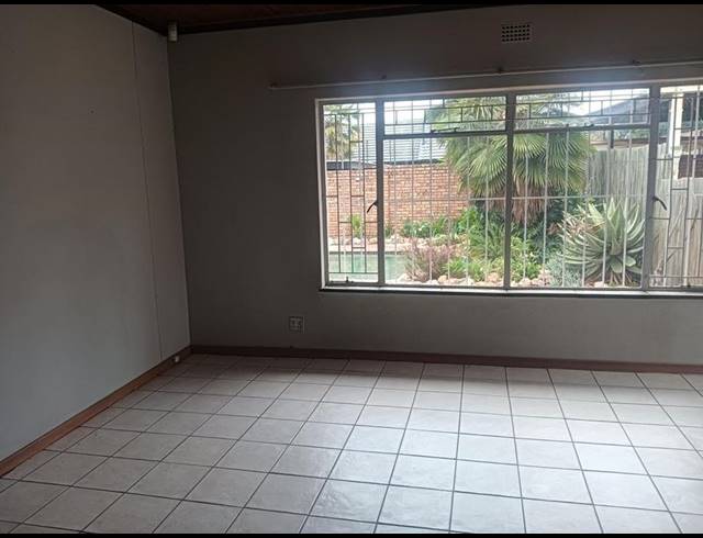 6 BEDROOM HOUSE FOR SALE IN FREEWAY PARK